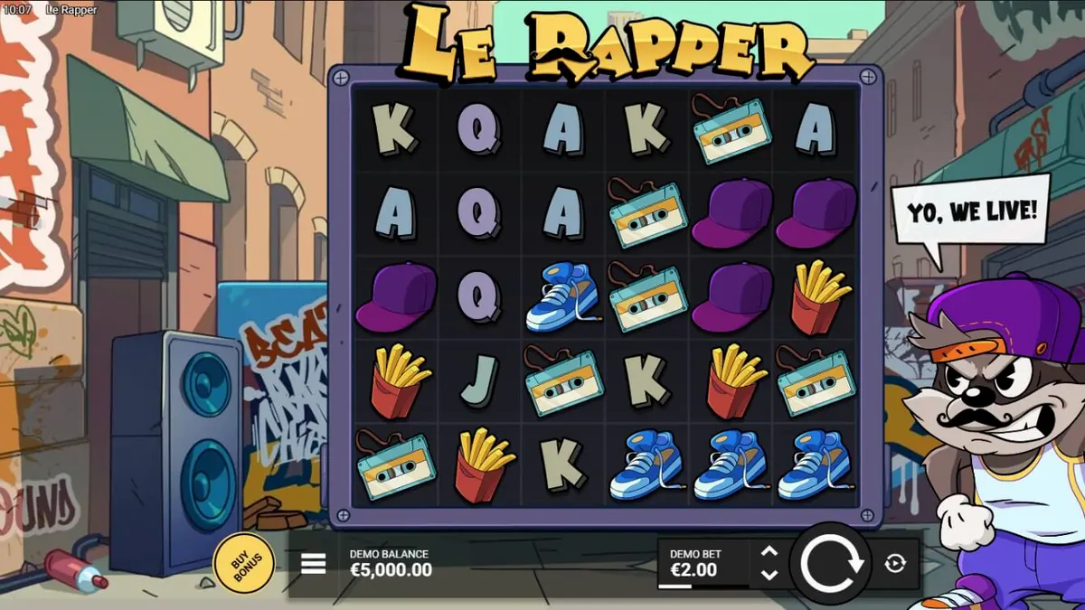 Smokey si rakun dalam slot Le Rapper dengan latar belakang studio hip-hop yang meriah